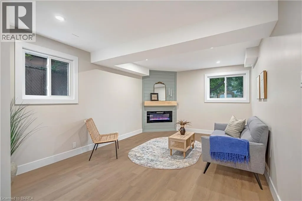 28 CRESTLYNN Crescent