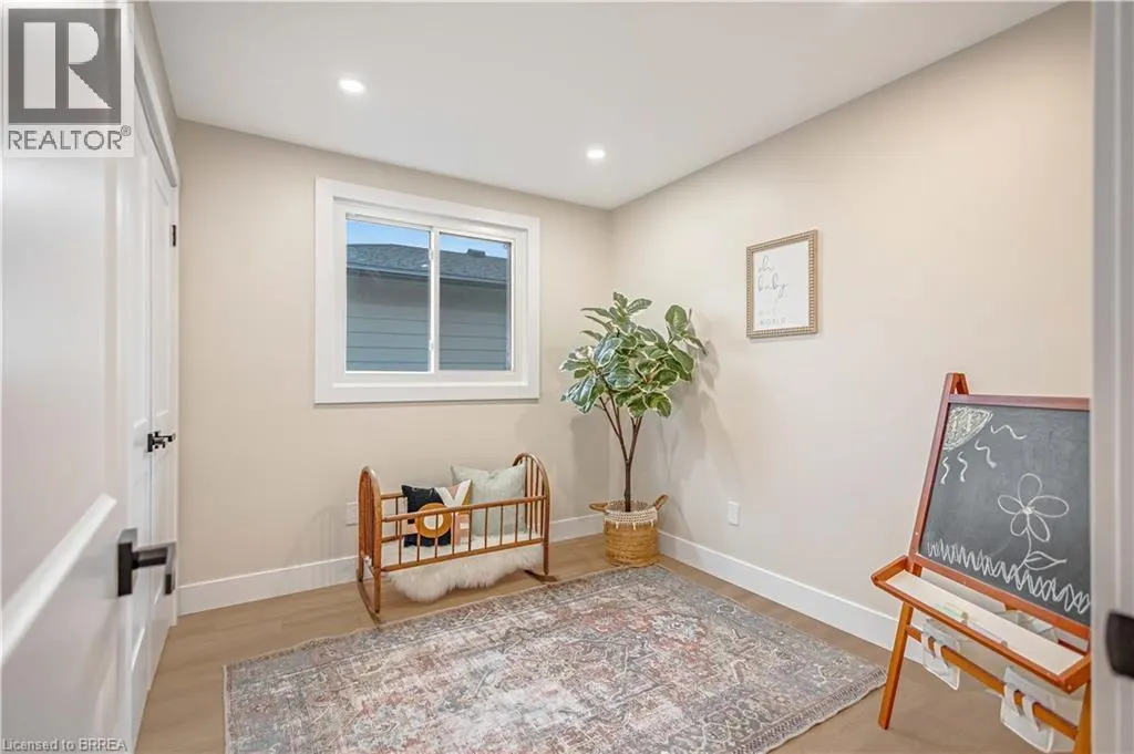 28 CRESTLYNN Crescent