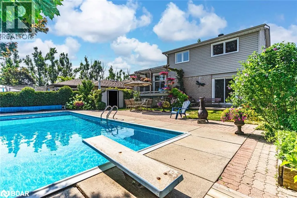 33 PORTER Crescent