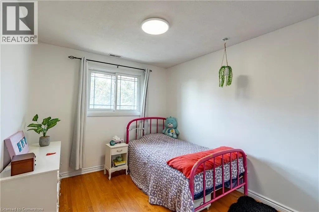 2 LESTER Place