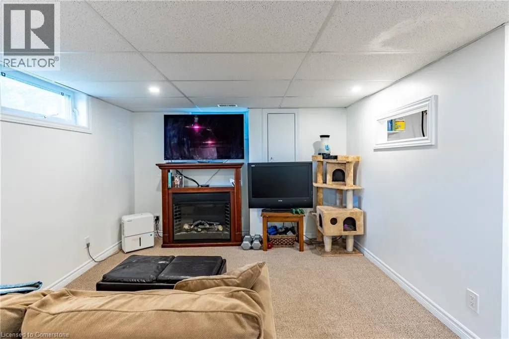 2 LESTER Place