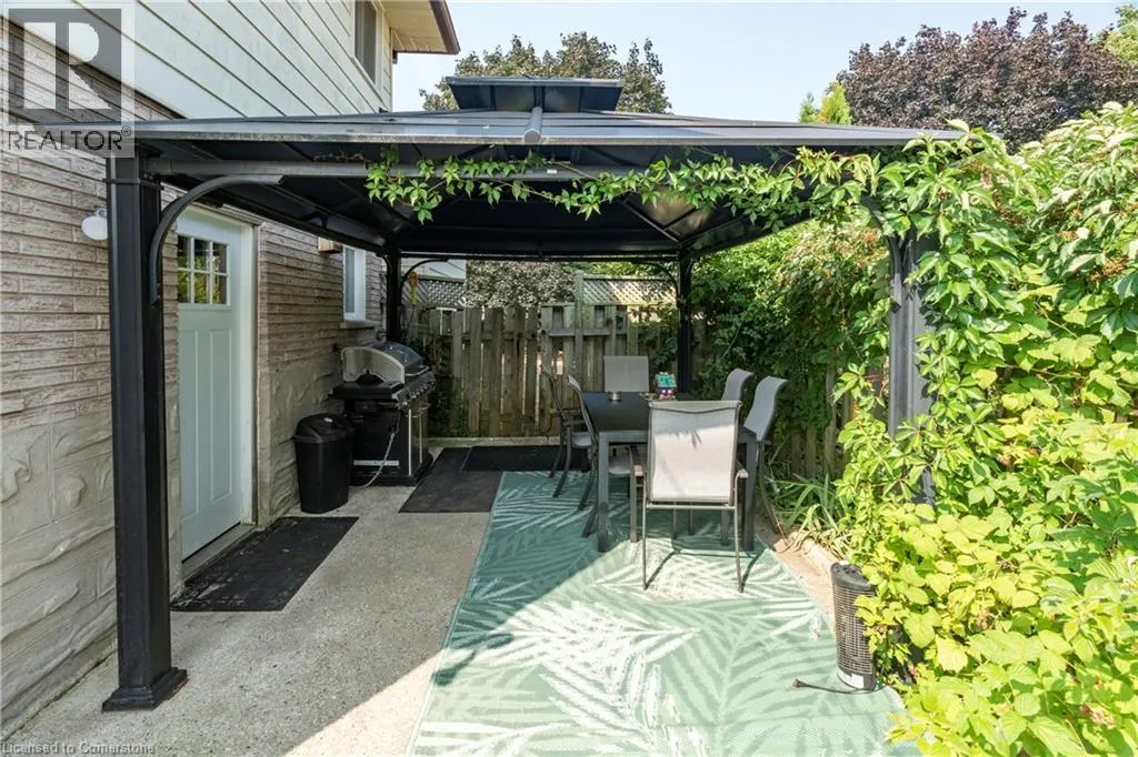 2 LESTER Place
