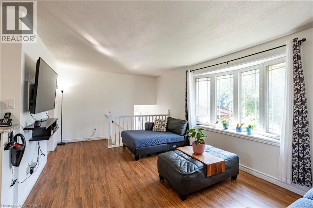 2 LESTER Place