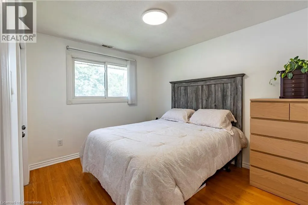 2 LESTER Place