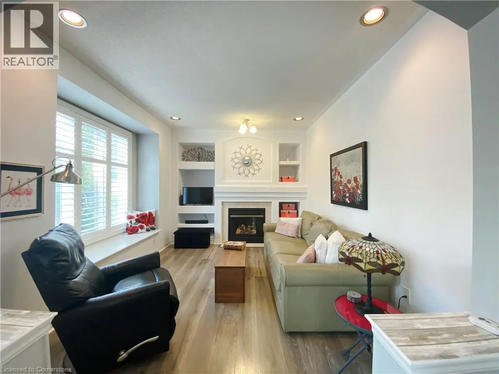 1256 ROUNDWOOD Crescent