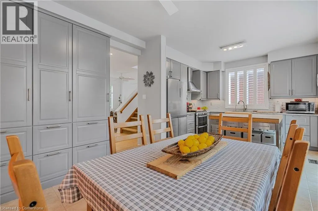 1256 ROUNDWOOD Crescent