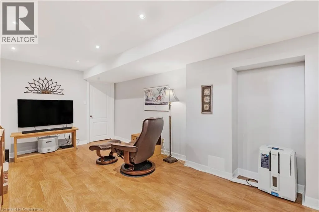 1256 ROUNDWOOD Crescent