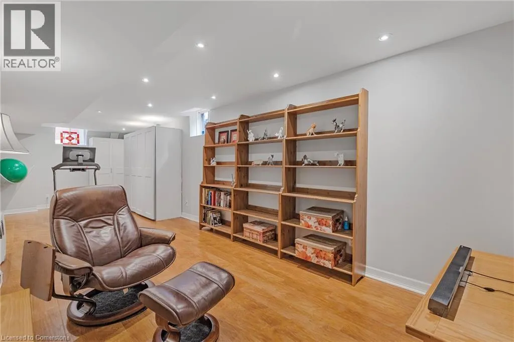 1256 ROUNDWOOD Crescent