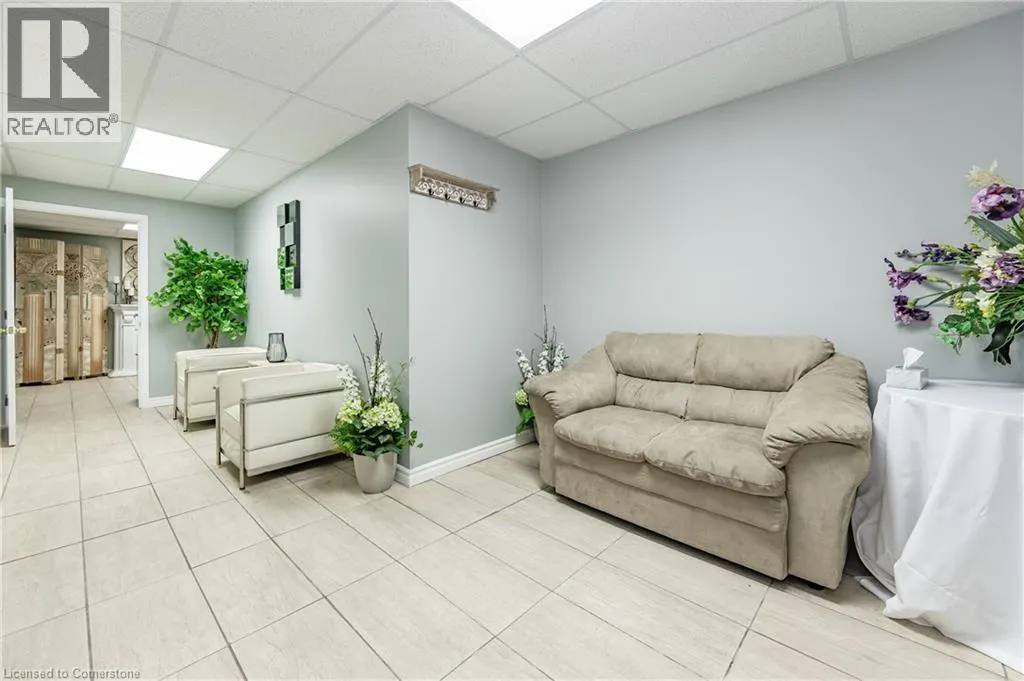 288 KEMP Road W