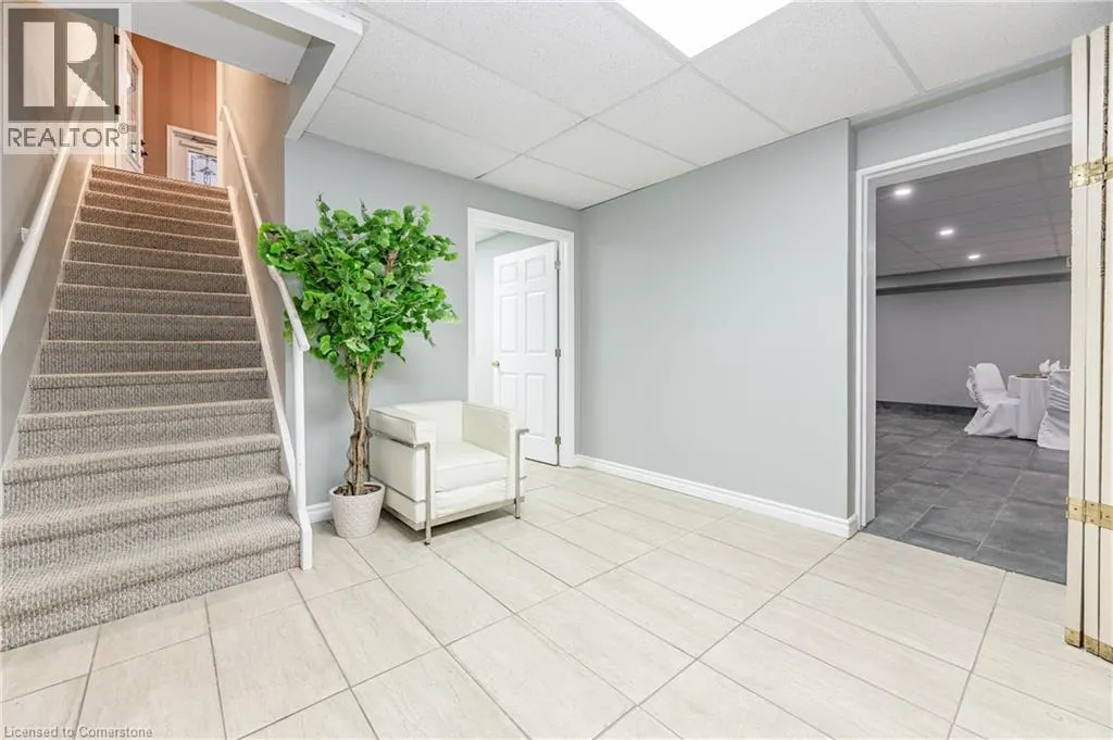 288 KEMP Road W