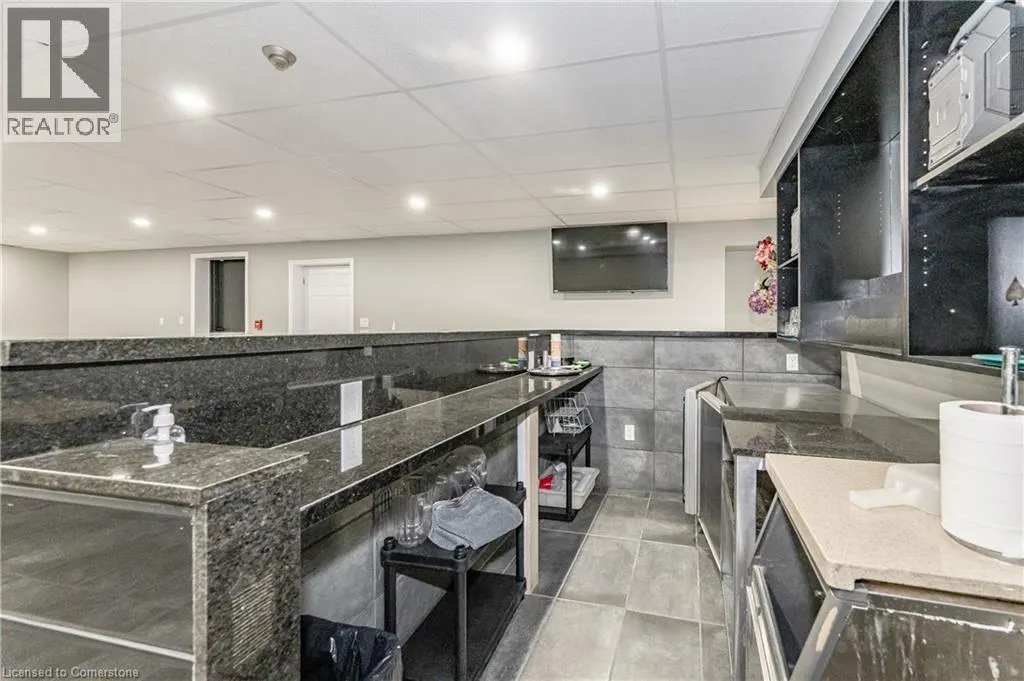 288 KEMP Road W