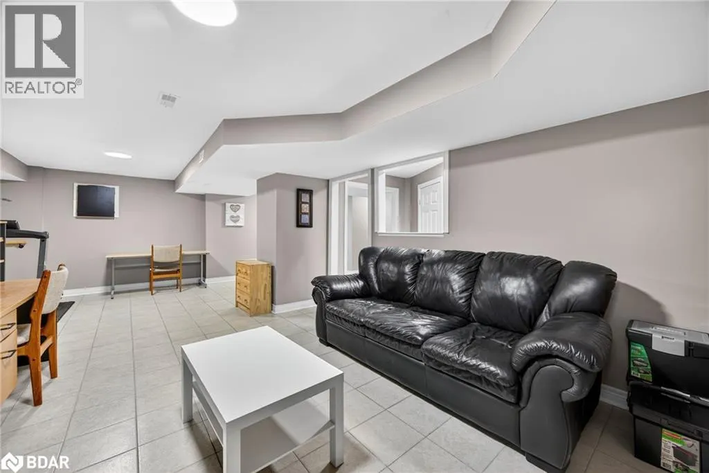 31 CONNAUGHT Lane