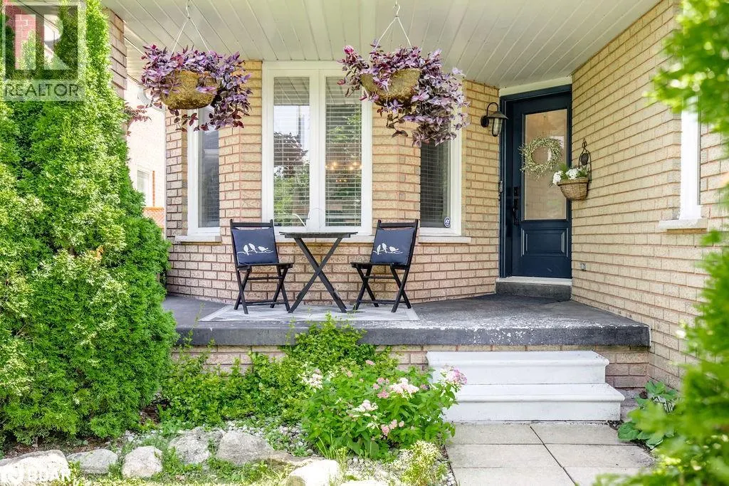 33 ETHERINGTON Crescent