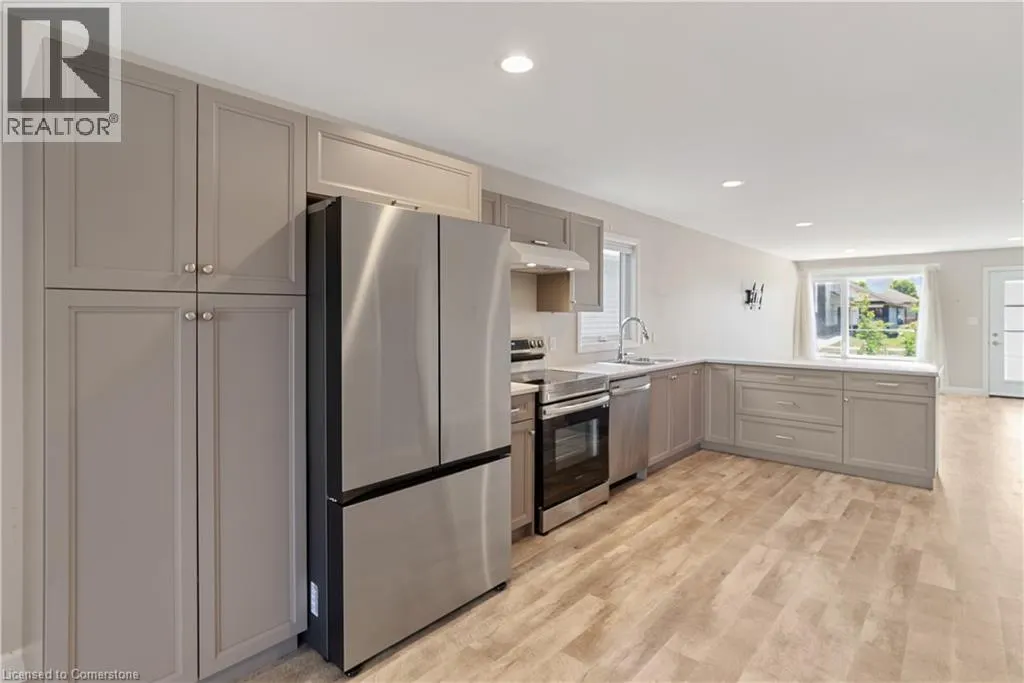 98 MOONSTONE Crescent