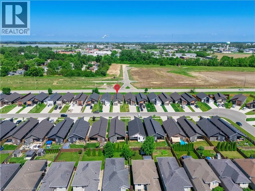 98 MOONSTONE Crescent