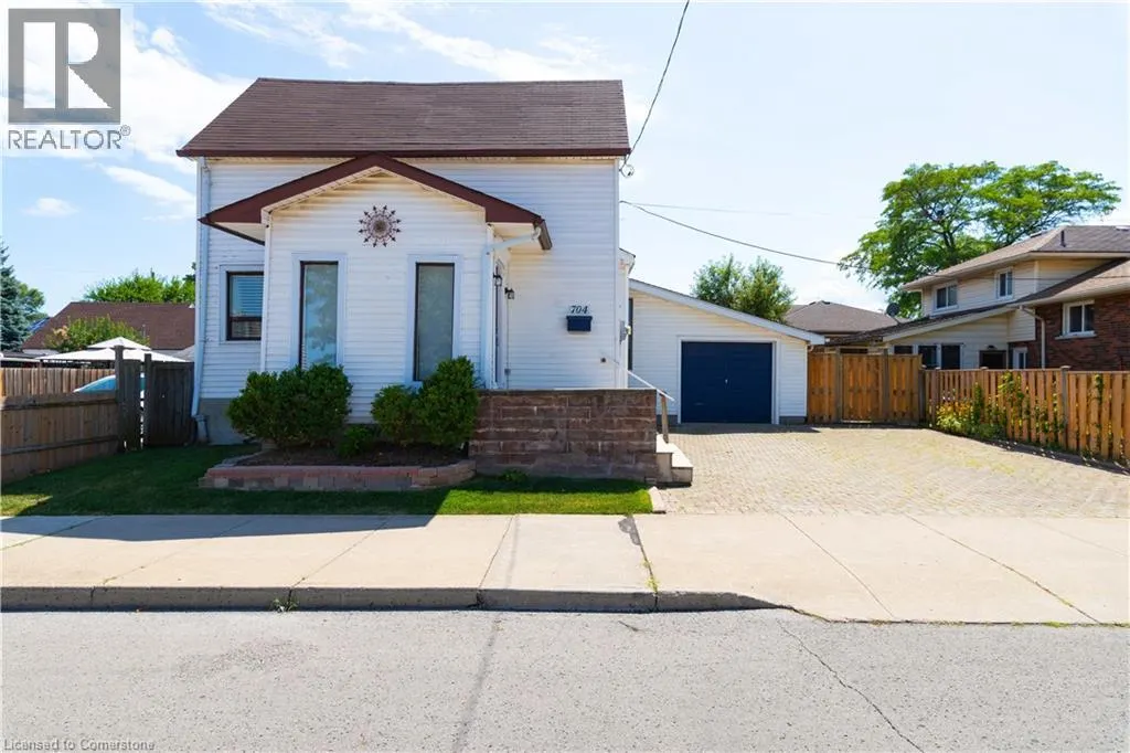 704 ROXBOROUGH Avenue