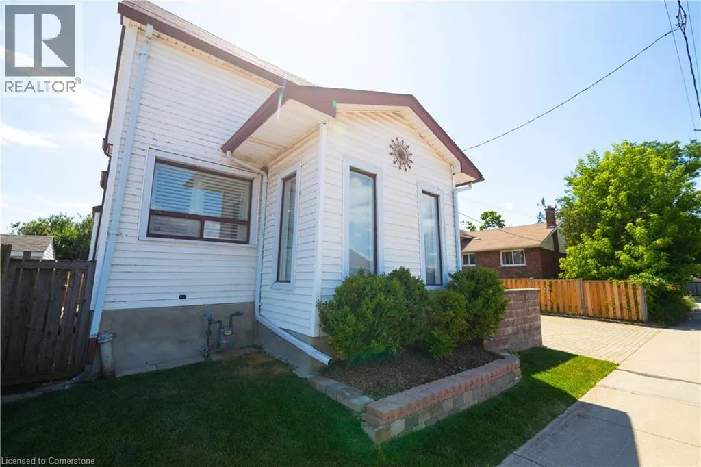 704 ROXBOROUGH Avenue