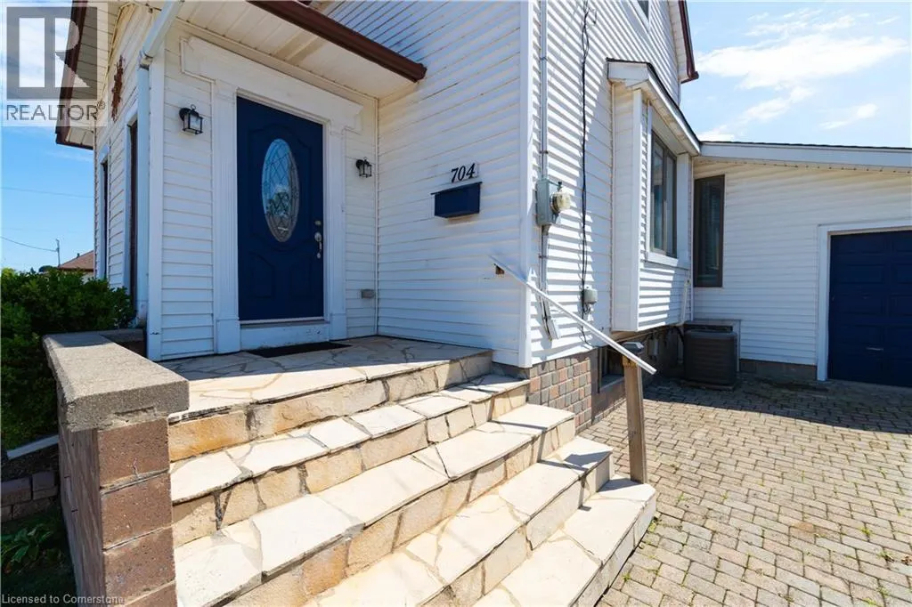 704 ROXBOROUGH Avenue