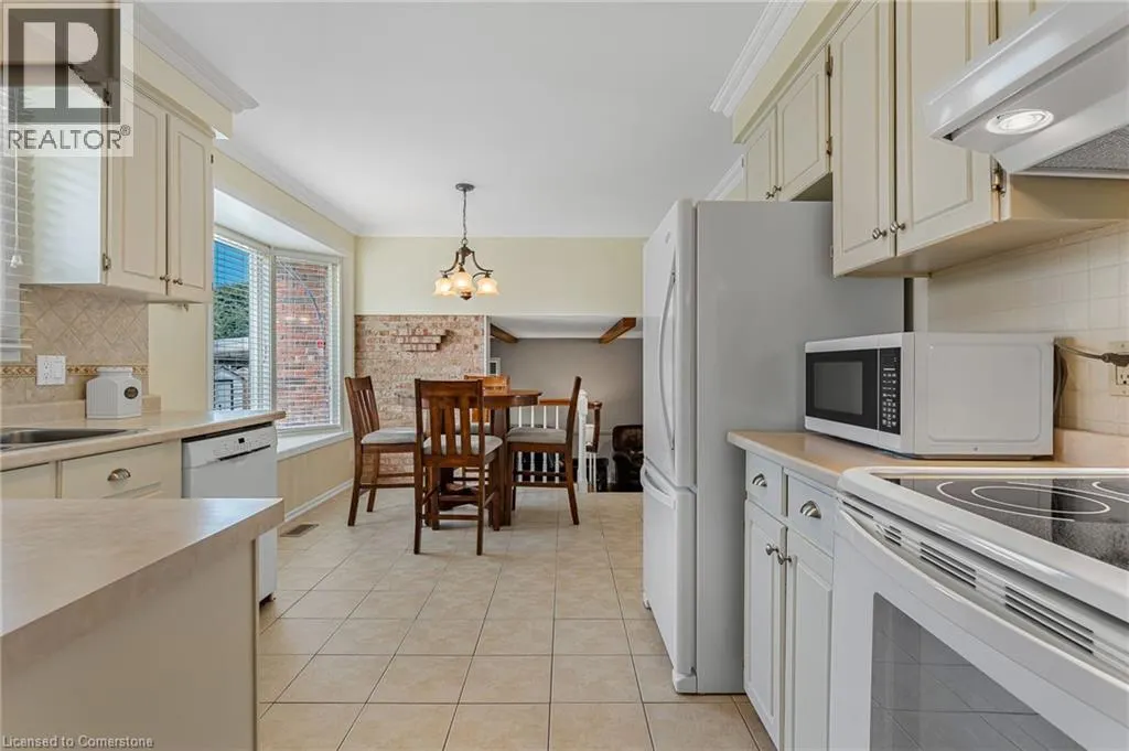 16 MEADOWBROOK Crescent