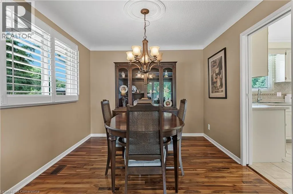 16 MEADOWBROOK Crescent