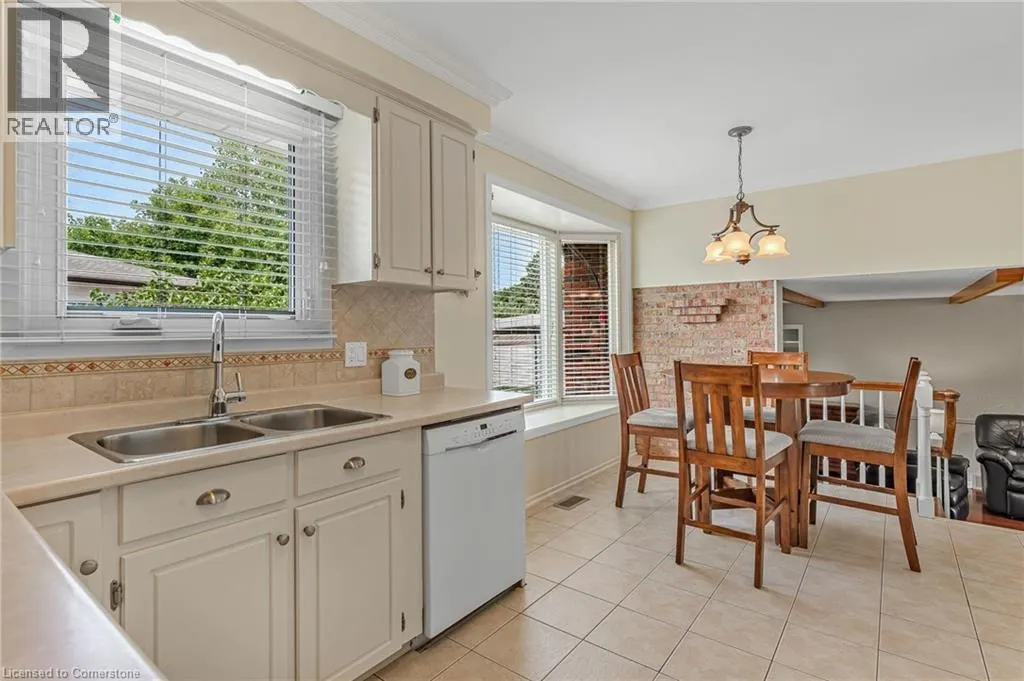 16 MEADOWBROOK Crescent