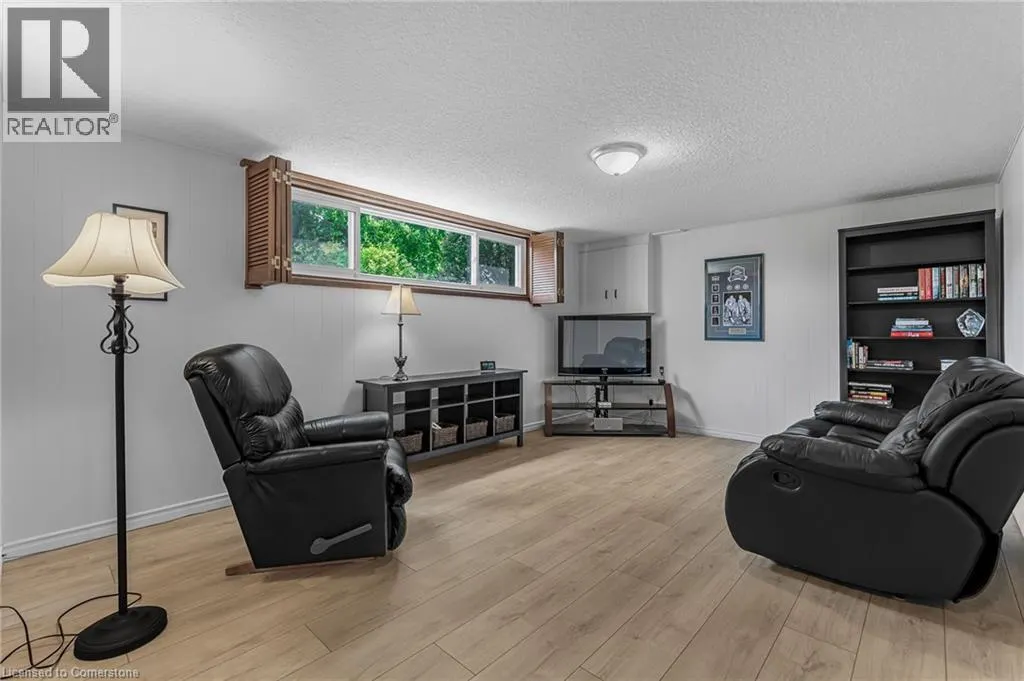 16 MEADOWBROOK Crescent