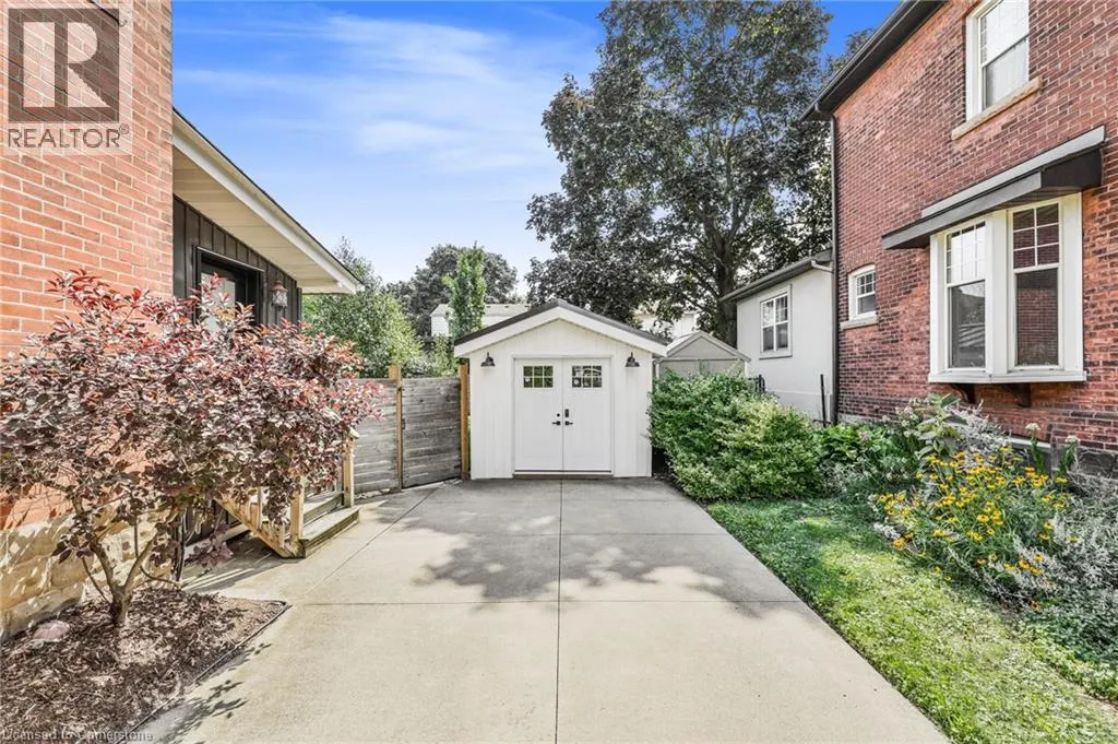 32 MOUNTAIN PARK Avenue