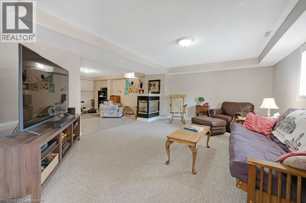 32 KINGFISHER Crescent