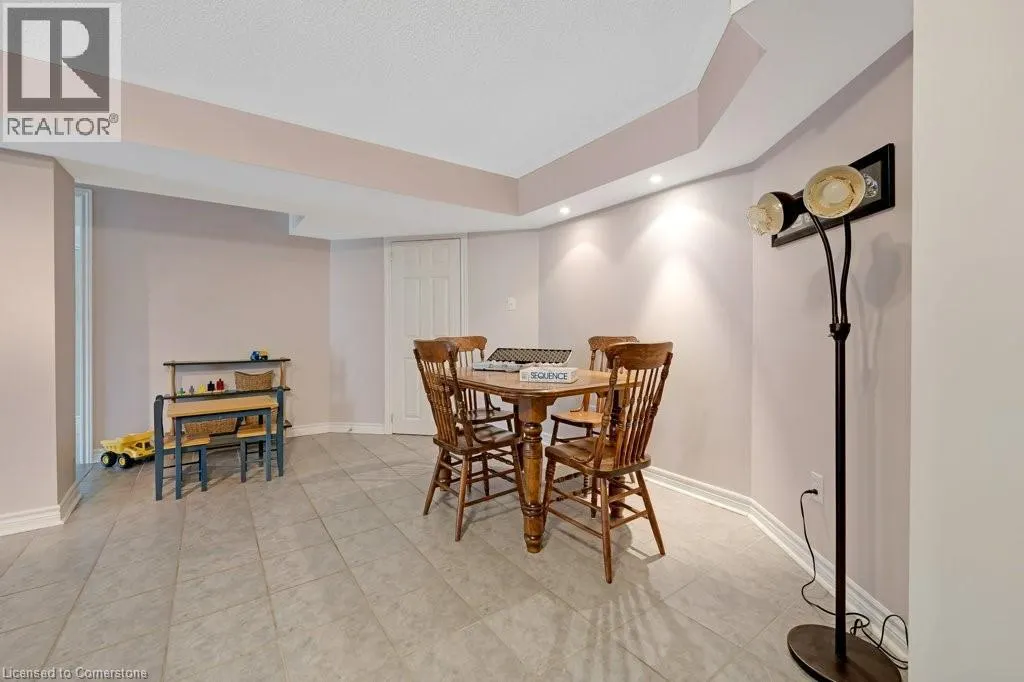 32 KINGFISHER Crescent