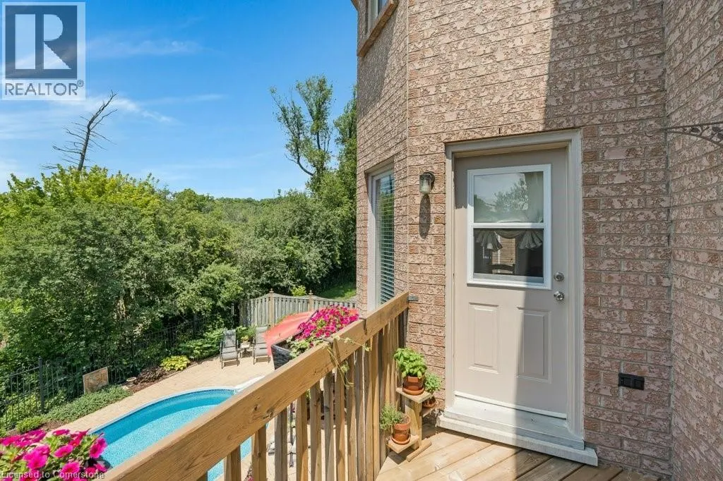 32 KINGFISHER Crescent