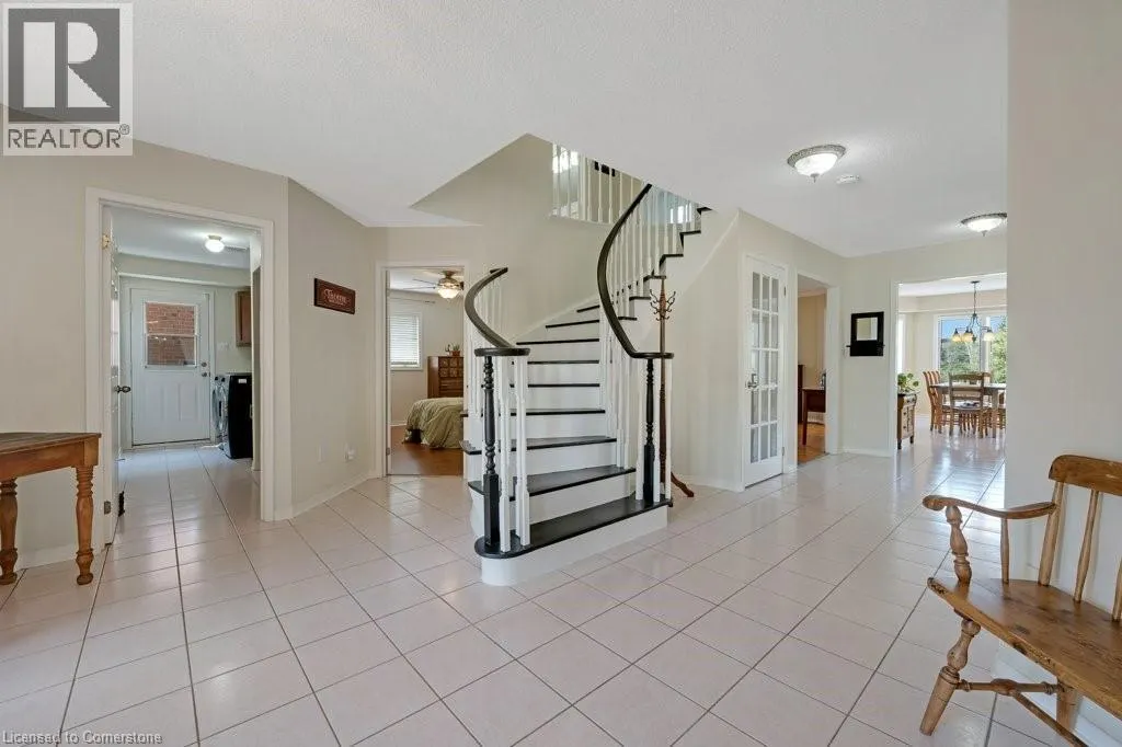 32 KINGFISHER Crescent