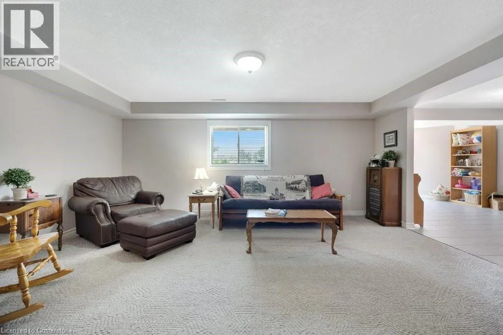32 KINGFISHER Crescent