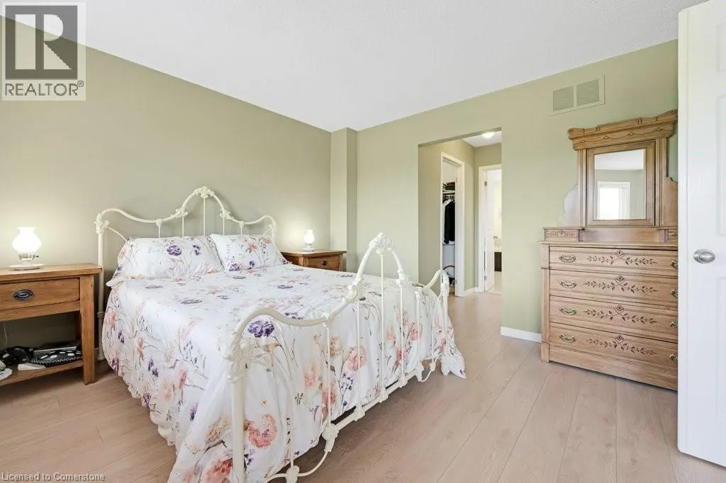 32 KINGFISHER Crescent