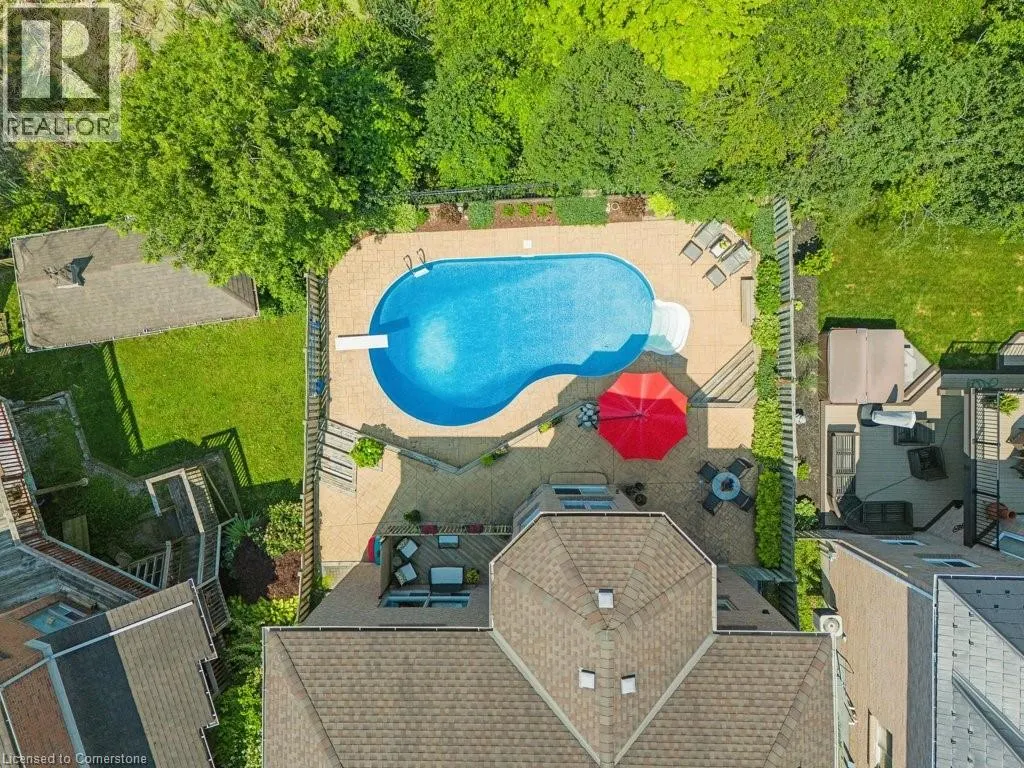 32 KINGFISHER Crescent