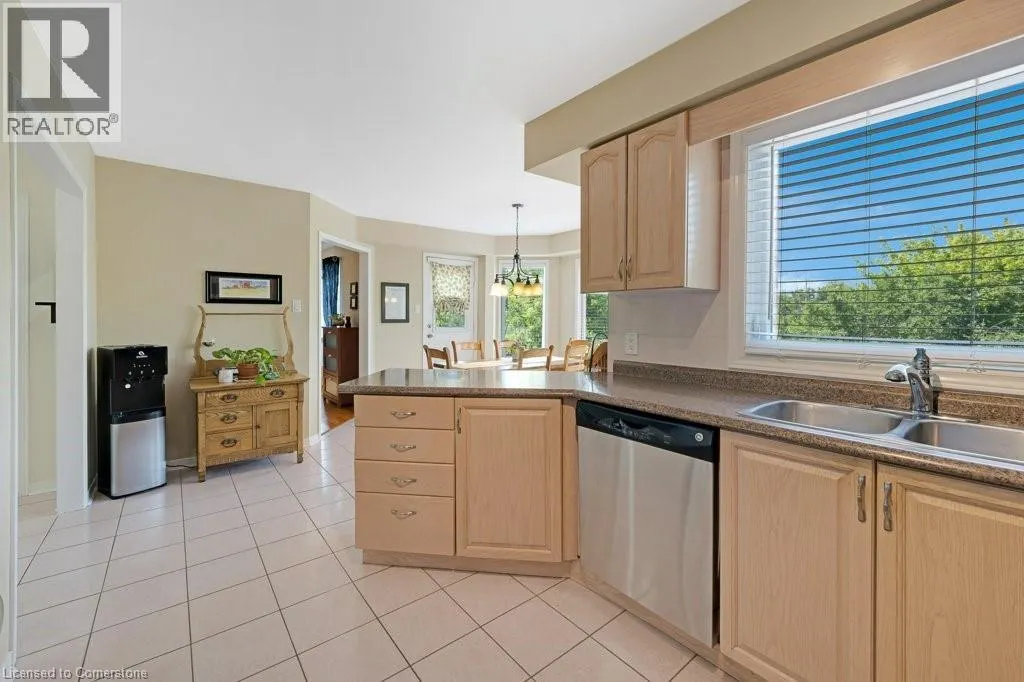 32 KINGFISHER Crescent