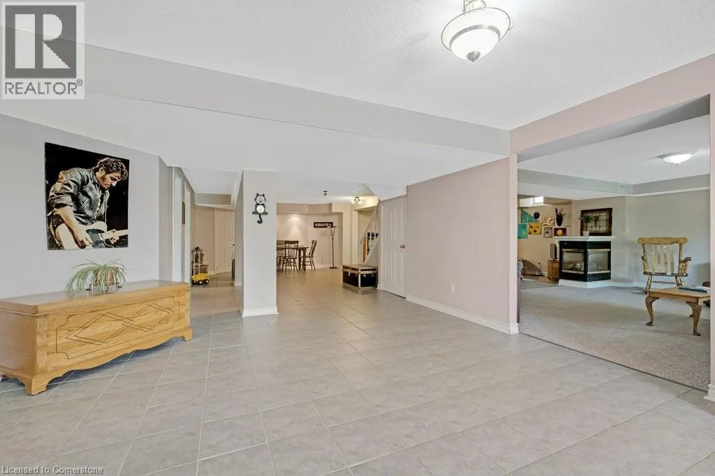 32 KINGFISHER Crescent
