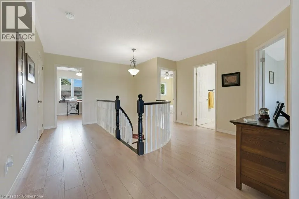 32 KINGFISHER Crescent