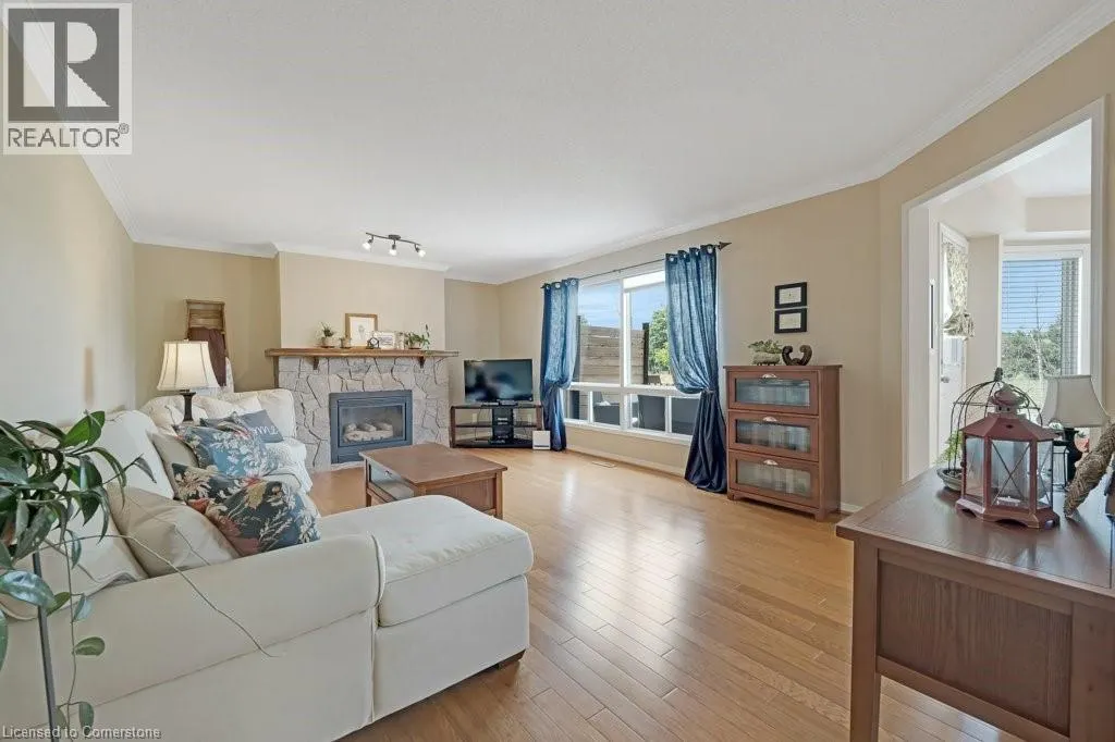 32 KINGFISHER Crescent