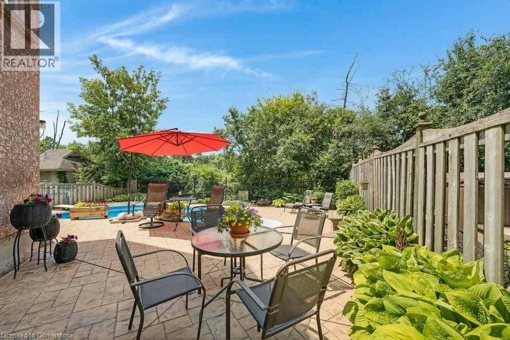 32 KINGFISHER Crescent