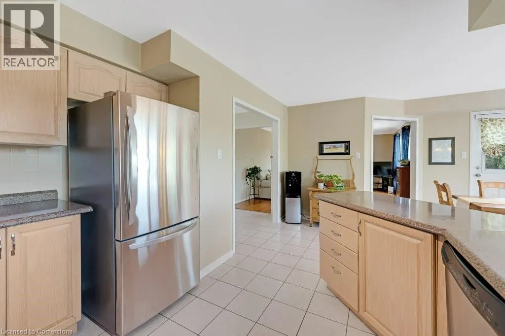 32 KINGFISHER Crescent