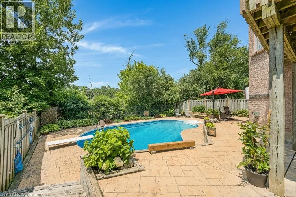 32 KINGFISHER Crescent