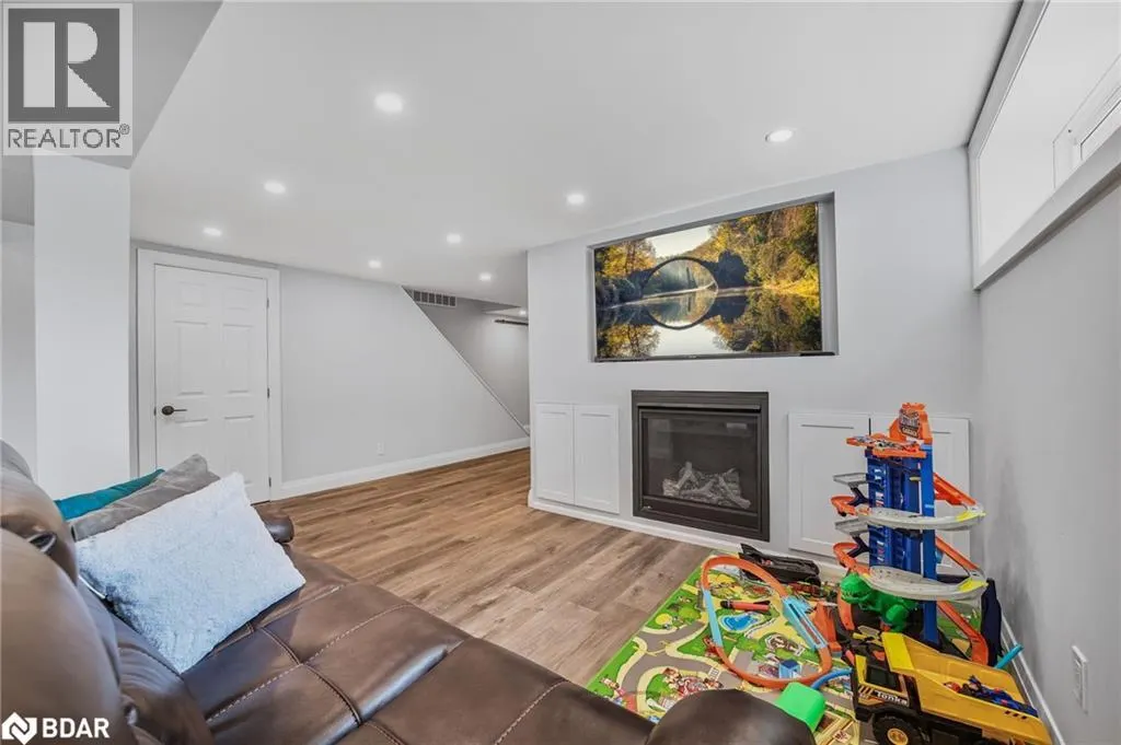 85 GLADMAN Avenue