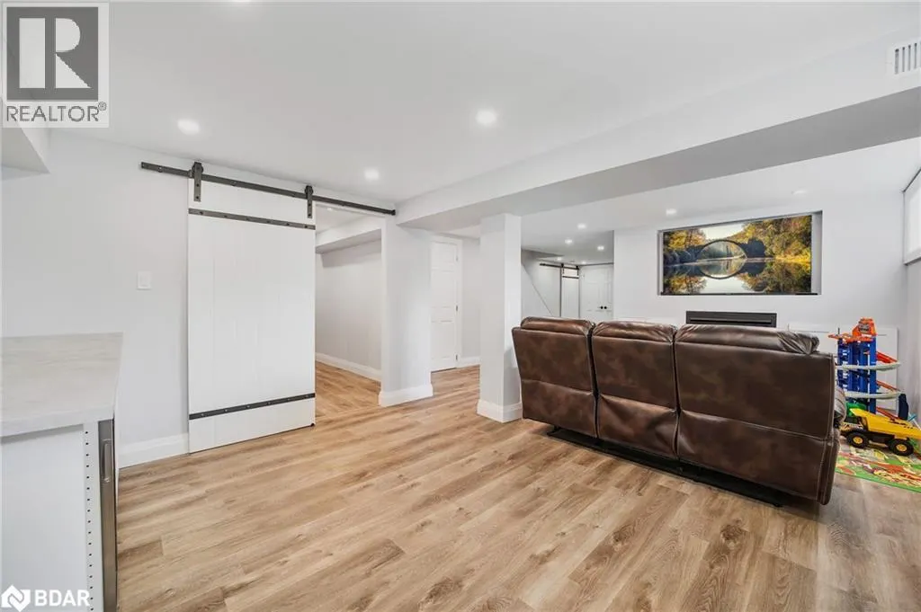 85 GLADMAN Avenue