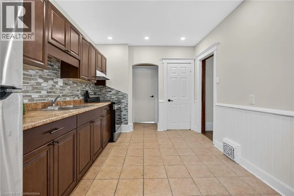 84 RAY Street S