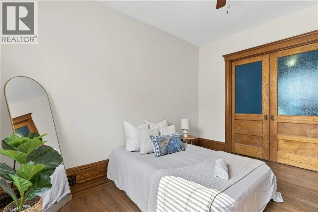 84 RAY Street S