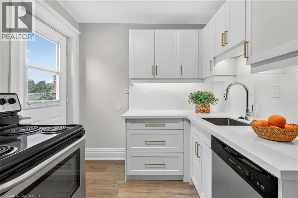 84 RAY Street S