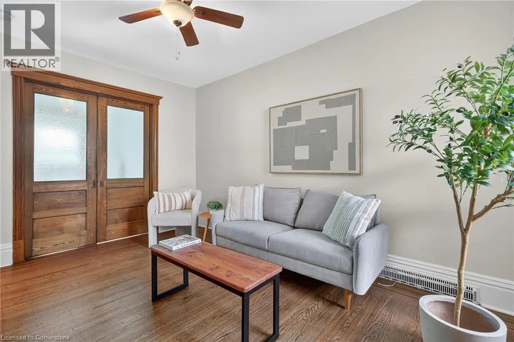 84 RAY Street S
