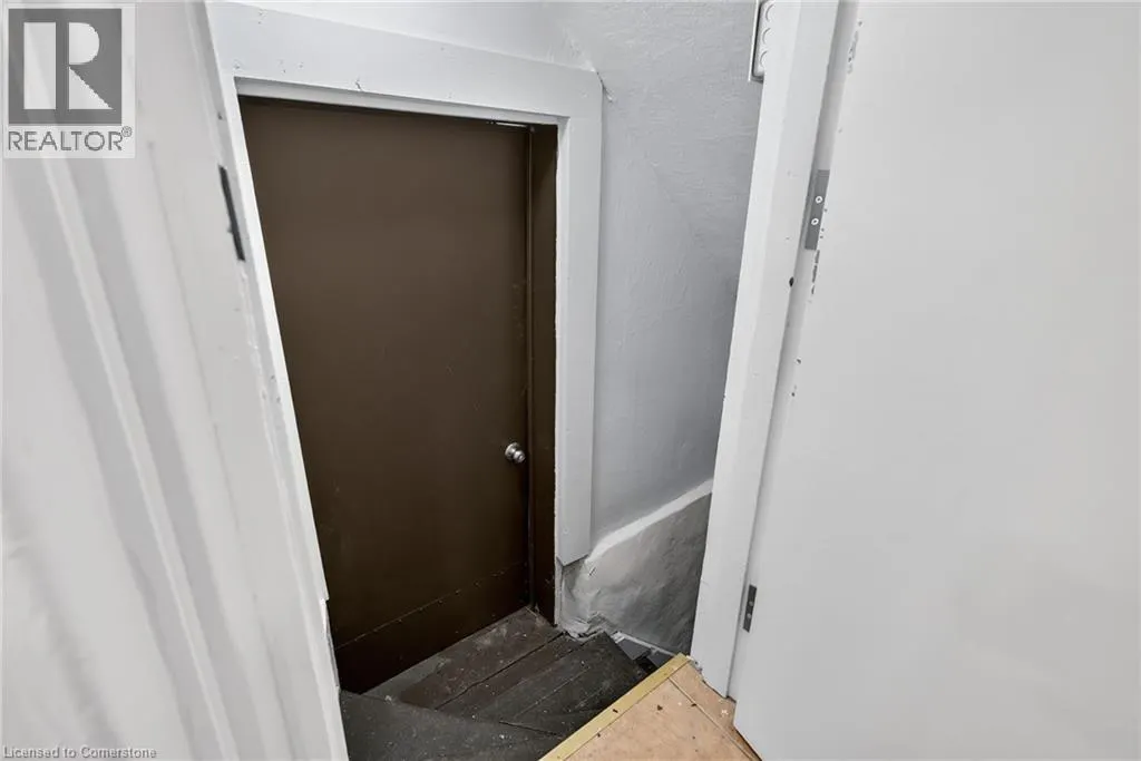 84 RAY Street S