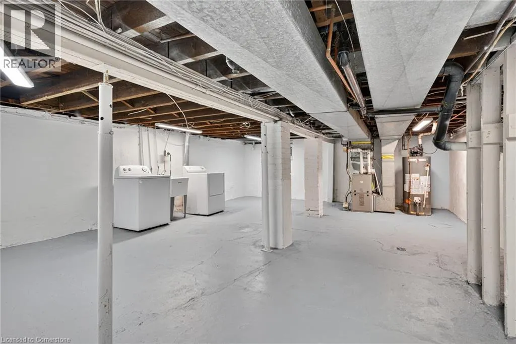 84 RAY Street S