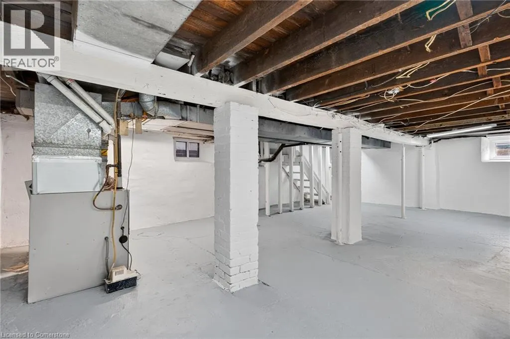 84 RAY Street S